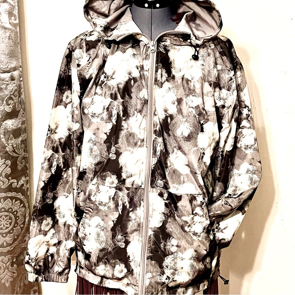Windbreaker/ rain coat Lightweight Jacket